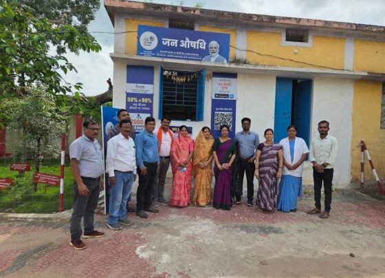 मुख्य अतिथि जनपद अध्यक्ष प्रतिमा पप्पू चंद्राकर ने सुरगी मे जन औषधि केंद्र का फीता काटकर किया शुभारंभ