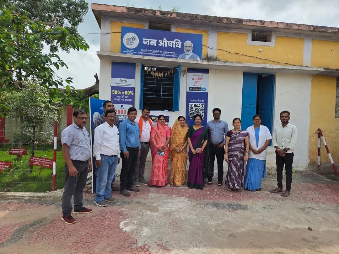 मुख्य अतिथि जनपद अध्यक्ष प्रतिमा पप्पू चंद्राकर ने सुरगी मे जन औषधि केंद्र का फीता काटकर किया शुभारंभ