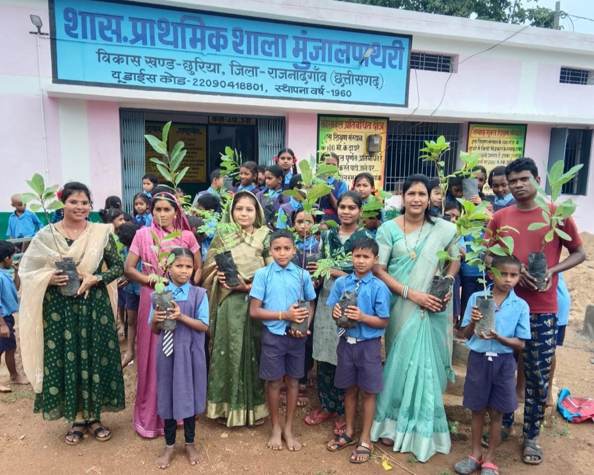 प्रधानपाठक दीपमाला साहू ने जन्मदिन पर शाला परिसर में किया वृक्षारोपण