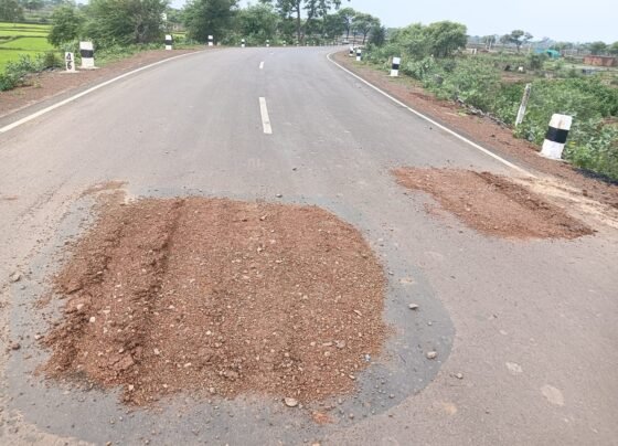 चमचमाती नई सड़क नेशनल हाइवे 06 खुटेरी से सुरगी पहुंच मार्ग पर डाली मुरम