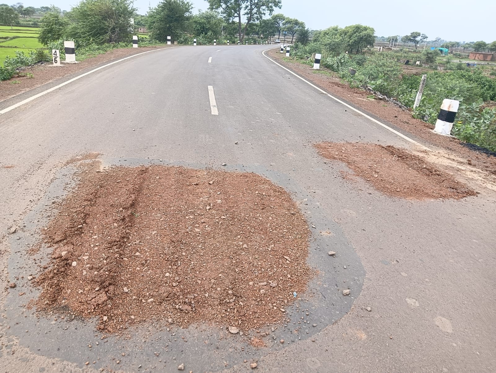 चमचमाती नई सड़क नेशनल हाइवे 06 खुटेरी से सुरगी पहुंच मार्ग पर डाली मुरम