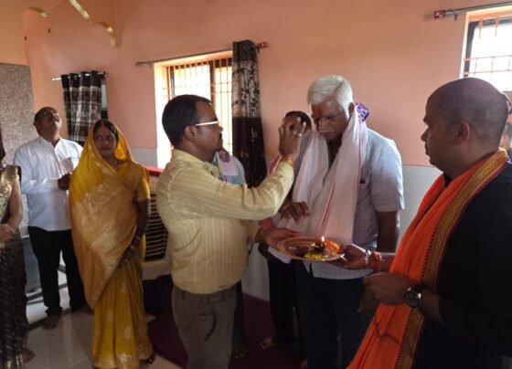 विभिन्न क्षेत्रों में उत्कृष्ट कार्य करने पर गुरु पूर्णिमा पर किया गया सम्मानित