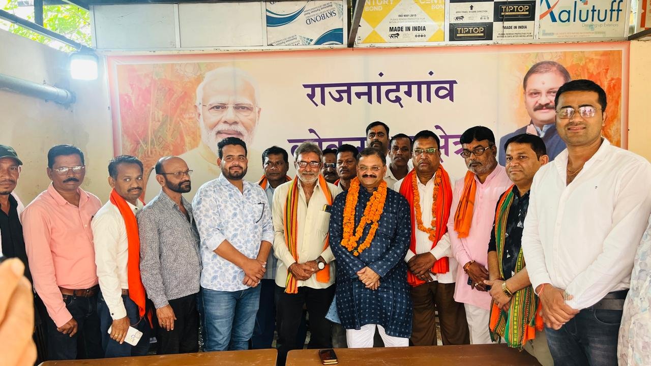 सांसद संतोष पांडे से नवनियुक्त जिला अध्यक्ष दिलीप वर्मा एवं महामंत्री ने सौजन्य मुलाकात किया