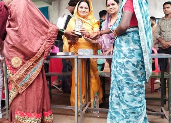 सभापति जागृति चुन्नी यदु को प्रतीक चिन्ह भेंटकर किया सम्मानित