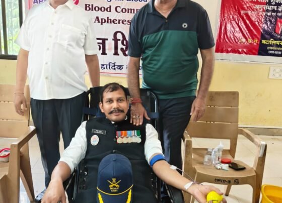 शहीदों की याद मे पुलिस जवानो ने रक्तदान किया, भाजपा जिला अध्यक्ष कोमल सिंह राजपूत ने प्रमाण पत्र व हेलमेट प्रदान किया