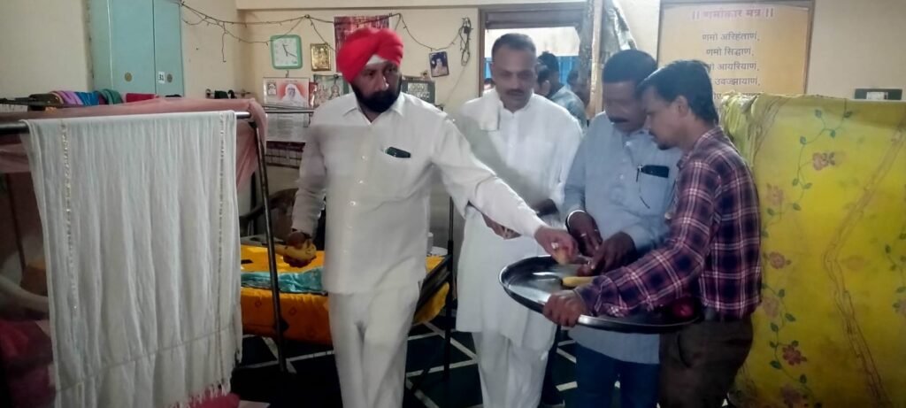 सेवाभाव के साथ फल वितरण कर पीसीसी अध्यक्ष दीपक बैज का मनाया जन्मदिन