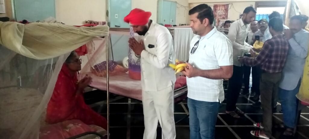 सेवाभाव के साथ फल वितरण कर पीसीसी अध्यक्ष दीपक बैज का मनाया जन्मदिन