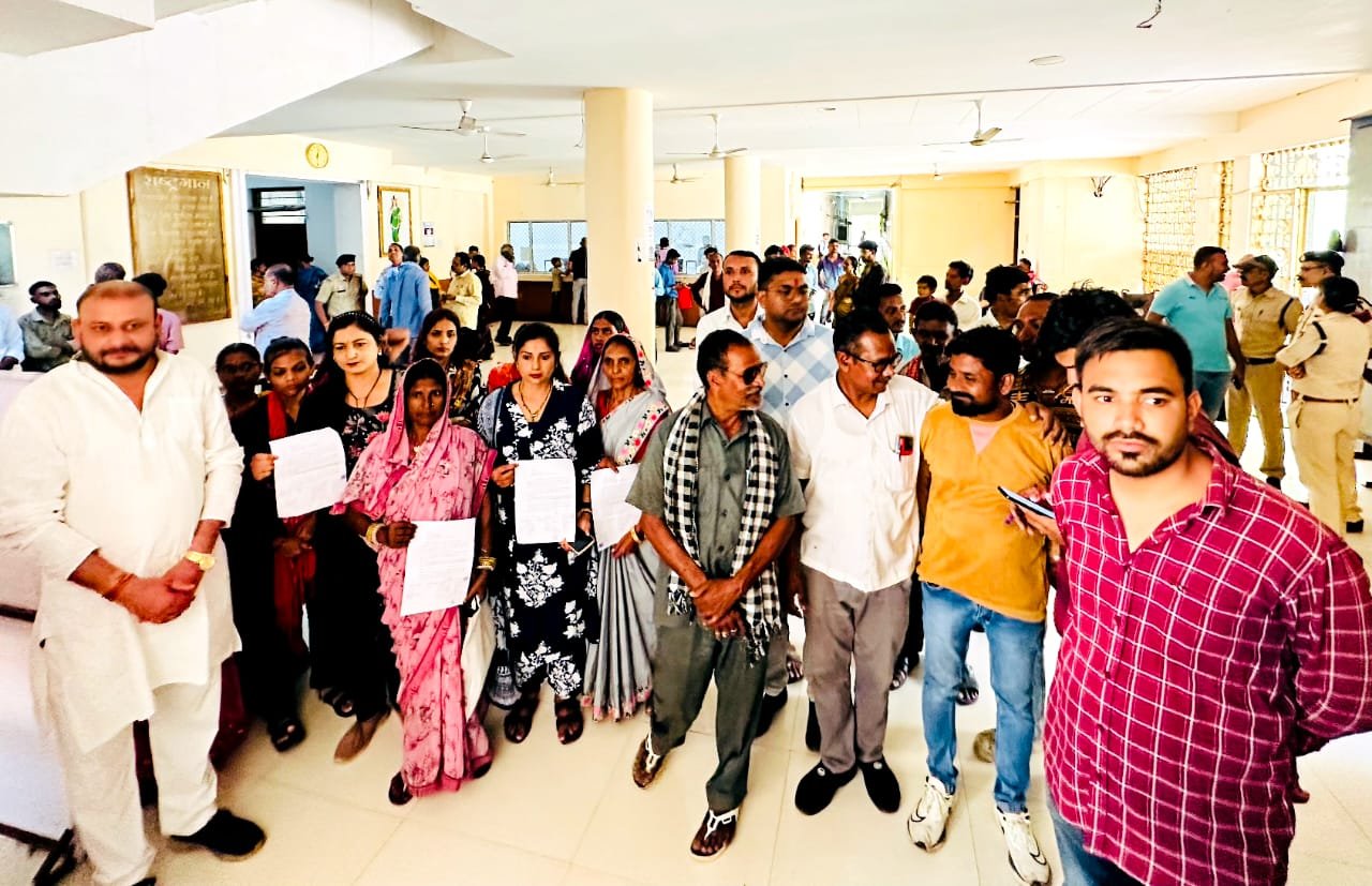 पहले पुराना मुआवजा दो फिर विकास करना विकास के नाम पर भाजपा सरकार गरीबों के घर धंधे उजाड़ रही है