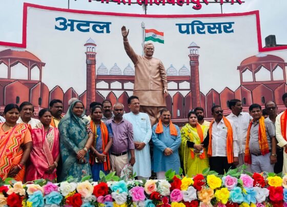 सांसद संतोष पांडे ने नवनिर्मित अटल परिसर का लोकार्पण एवं पूर्व प्रधानमंत्री स्व. अटल बिहारी वाजपेयी की भव्य प्रतिमा का किया अनावरण