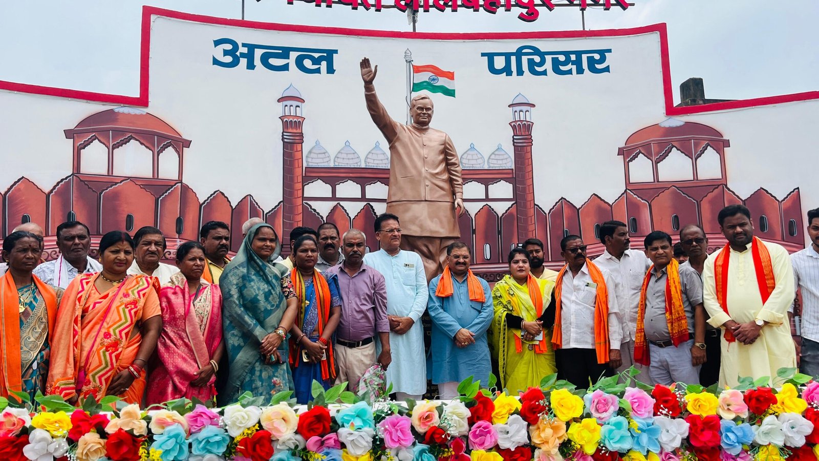 सांसद संतोष पांडे ने नवनिर्मित अटल परिसर का लोकार्पण एवं पूर्व प्रधानमंत्री स्व. अटल बिहारी वाजपेयी की भव्य प्रतिमा का किया अनावरण