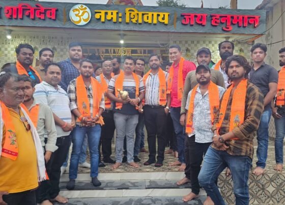 उत्साह के साथ हनुमान भक्तों ने मंदिरों में भेंट की पीतल का गदा
