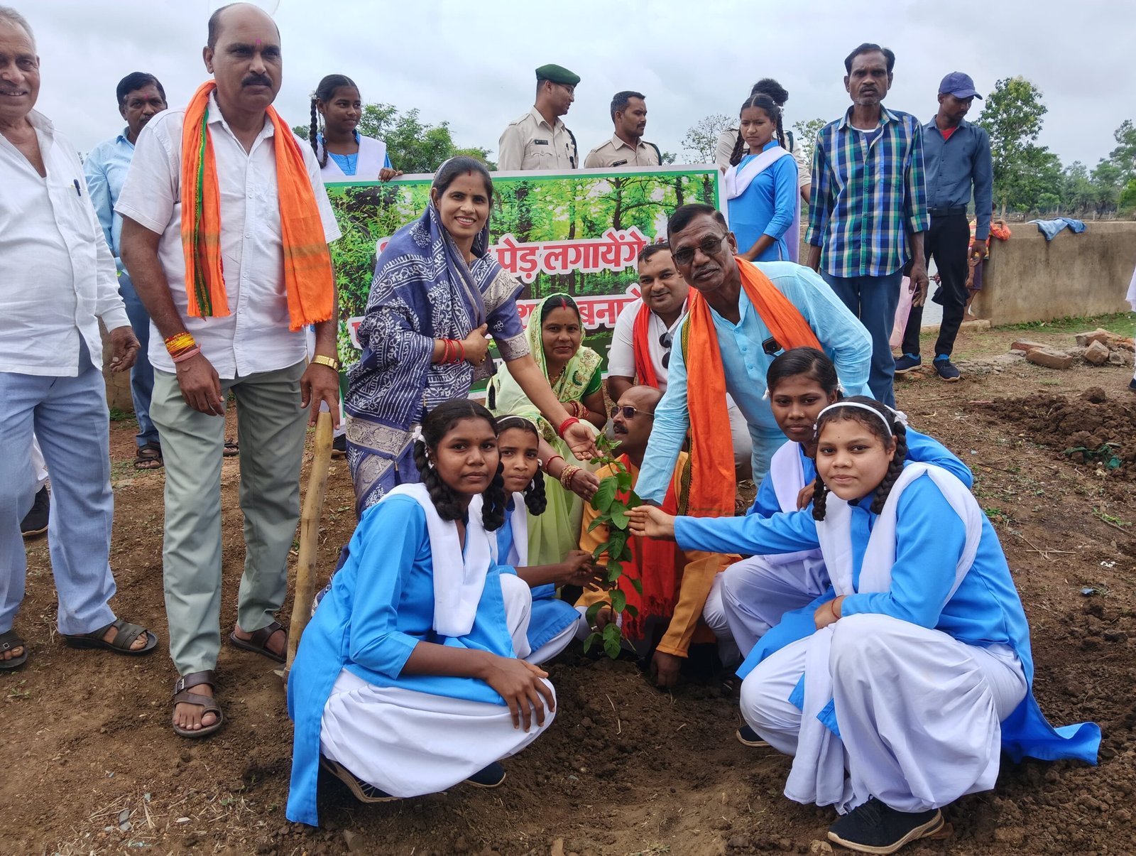जिला पंचायत अध्यक्ष किरण वैष्णव ने ग्राम पंचायत करमरी में वृक्षारोपण व भूमिपूजन कार्यक्रम में शामिल हुई*