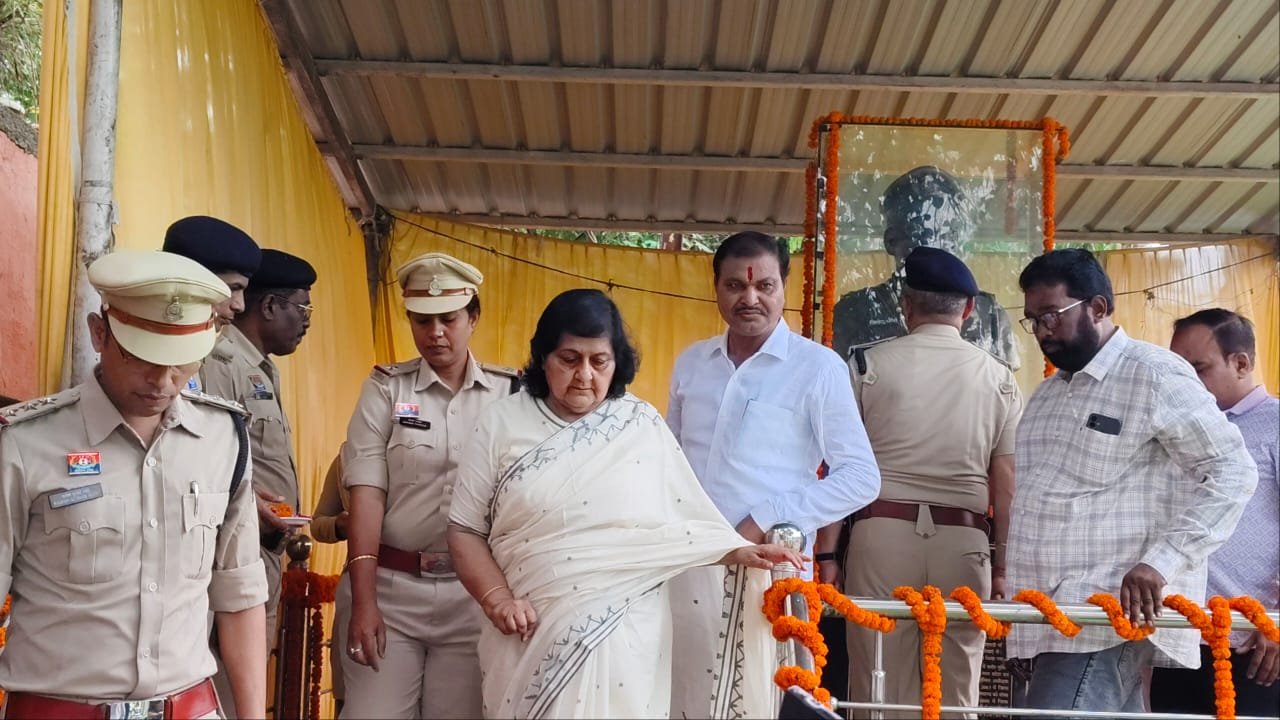 महापौर मधुसूदन यादव ने मदनवाड़ा में हुये शहीदों को दी श्रद्धांजलि
