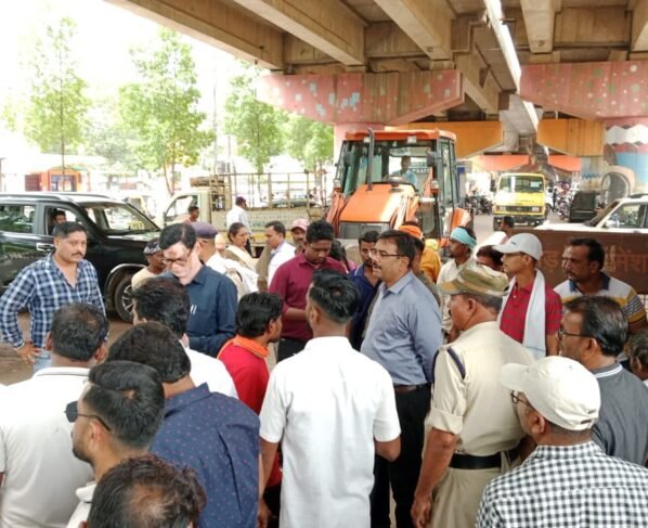 फ्लाई ओव्हर के नीचे आज भी चली अतिक्रमण हटाने की कार्यवाही