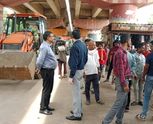 फ्लाई ओव्हर के नीचे आज भी चली अतिक्रमण हटाने की कार्यवाही