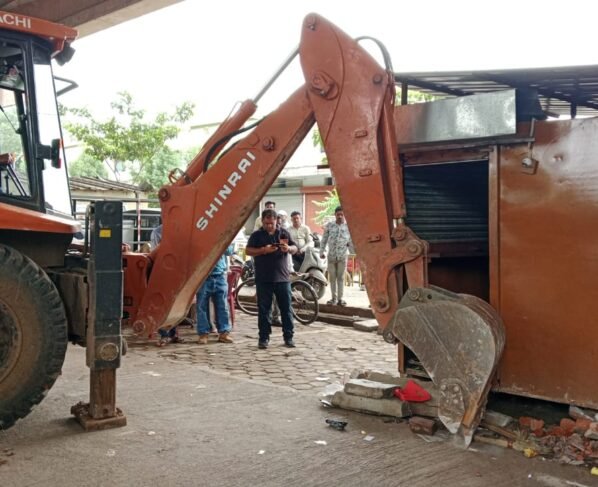 फ्लाई ओव्हर के नीचे आज भी चली अतिक्रमण हटाने की कार्यवाही